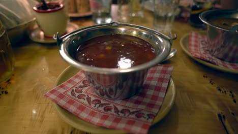 Ungarisches-Essen-Gulasch-Traditionelle-Fleischsuppe
