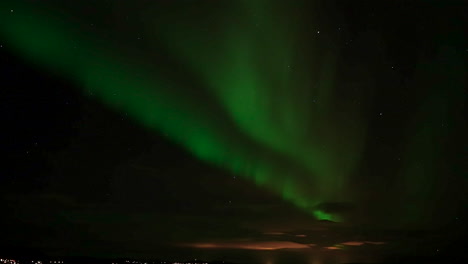 Aurora-Borealis-über-Der-Stadt-An-Der-Küste---Polarlichter-Am-Nächtlichen-Sternenhimmel---Low-Angle-Shot
