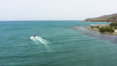 Antenne---Menschen-Auf-Einem-Schnellboot,-Strand-Von-Monte-Rio,-Dominikanische-Republik,-Kreispfanne