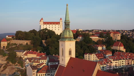 Cinematic-revealing-drone-footage-of-Saint-Martin's-Cathedral-in-Bratislava,-Slovakia