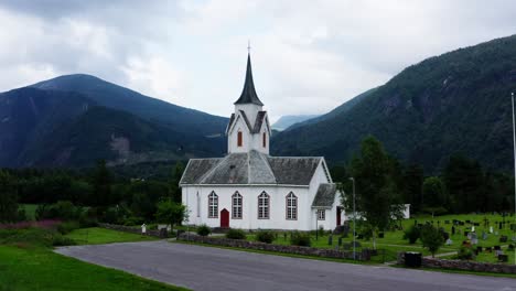 Parish-Church-Of-Eikesdal-In-Molde,-More-Og-Romsdal-County-With-A-View-Of-Katthamaren-Mountain-In-Norway