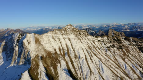 Vista-Aérea-De-La-Cumbre-De-La-Cape-Au-Moine-Parcialmente-Cubierta-De-Nieve-En-El-área-De-Montreux,-Vaud,-Suiza