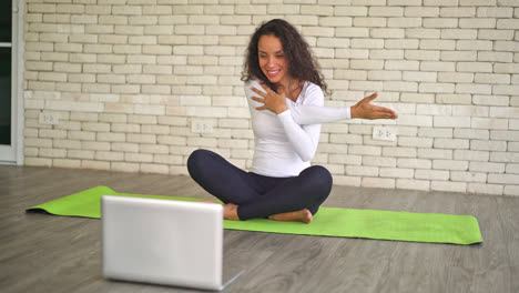 Mujer-Latina-Influencer-Enseñando-Yoga-Online