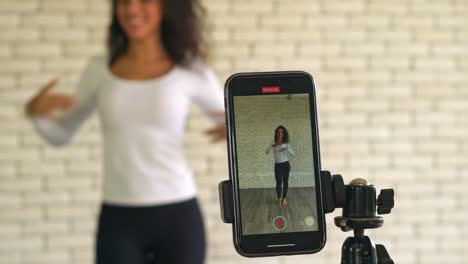 Die-Lateinamerikanische-Influencerin-Erstellte-Ihr-Tanzvideo-Mit-Einer-Smartphone-Kamera