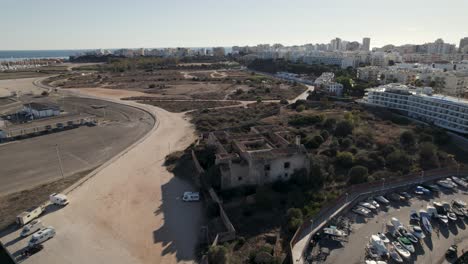 Verfallenes-Gebäude-Gegen-Resorthotels-Und-Stadtbild-Von-Portimao,-Portugal