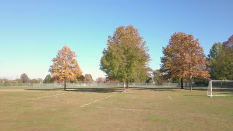 Fußballplatz-In-Einem-Park-In-Der-Vorstadt