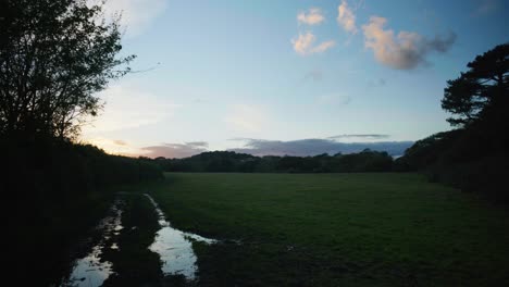 4k-Filmische-Landschaftsaufnahme-Eines-Leeren-Feldes-Kurz-Nach-Einem-Wunderschönen-Sonnenuntergang