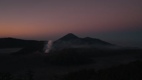 Timelapse-of-the-sunrise-over-the-Bromo-Vulcano-on-the-island-of-Java,-Indonesia-in-4k