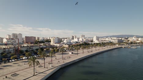 Absteigender-Panoramablick-Aus-Der-Luft-über-Portimão,-Schöner-Maritimer-Bürgersteig---Algarve
