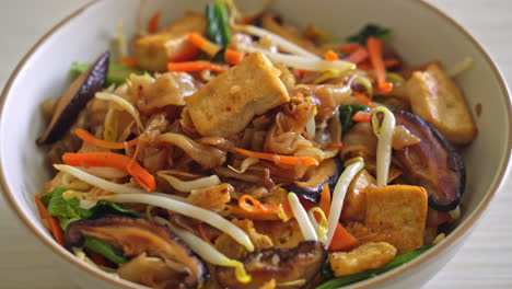 stir-fried-noodles-with-tofu-and-vegetables---vegan-and-vegetarian-food-style