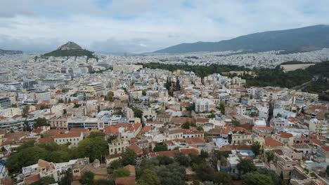 Monte-Lycabettus-Y-Foto-Aérea-Del-Paisaje-Urbano-De-Atenas,-Vista-Desde-La-Colina-De-La-Acrópolis-En-Grecia