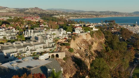 Spinning-aerial-view-of-cliffside-housing-and-the-coast-in-Dana-Point,-California