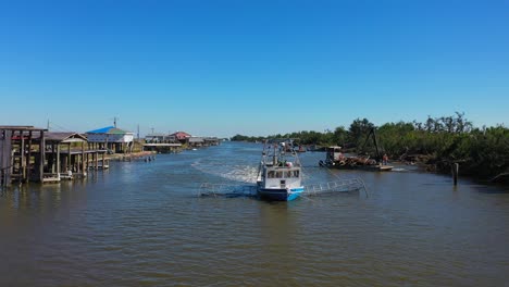 Schleppnetzfischerei-Im-Bayou-Petit-Galliou-In-Chauvin,-Louisiana