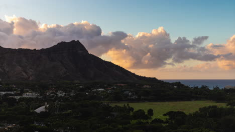 Dramatische-Wolkenbewegung-Und-Ruhige-Landschaft-Von-Diamond-Head-In-Oahu-Hawaii---Zeitrafferaufnahme