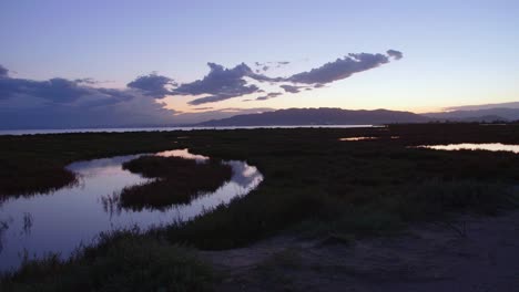Malerischer-Blick-Auf-Den-Sonnenuntergang-über-Den-Feuchtgebieten-Des-Ebro-Deltas-In-Katalonien,-Spanien---Weitschuss