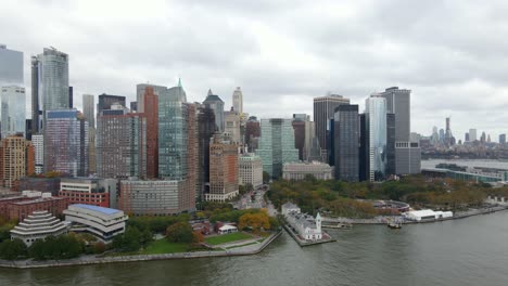 Luftaufnahme-Von-Hohen-Bürogebäuden-Am-Flussufer-Von-Manhattan,-New-York,-Usa---Verfolgung,-Drohnenaufnahme