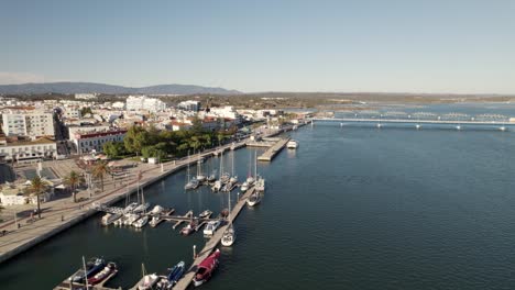Yacht-Und-Motorboote-Angedockt-An-Piers-Entlang-Ribeirinha,-Portimao,-Algarve,-Portugal