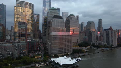 Luftdrohnenansicht-Einer-Fähre,-Die-Am-Vesey-Street-Pier-In-Manhattan,-New-York,-Ankommt