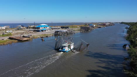 Trawling-for-shrimp-in-Chauvin,-Louisiana