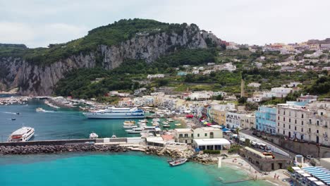 Capri,-Italien:-Luftaufnahme-Der-Berühmten-Italienischen-Insel-In-Der-Nähe-Von-Neapel,-Marina-Grande-Der-Nordregion,-Viele-Boote-Und-Yachten-Rund-Um-Das-Porto-Turistico-Di-Capri---Landschaftspanorama-Europas-Von-Oben