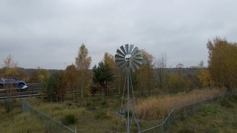 Alte-Windmühle-Aus-Metall-Dreht-Sich-Schnell-Im-Wind