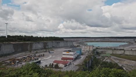 Panorámica-De-La-Cantera-De-Cal-Vista-Desde-La-Plataforma-De-Observación,-Gotland,-Suecia