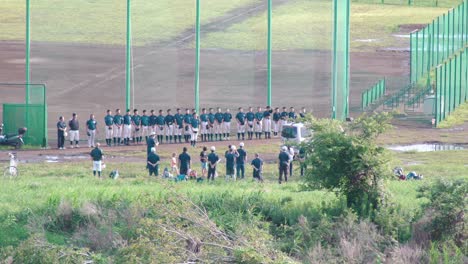 Grupo-De-Jugadores-De-Béisbol-Japoneses-Inclinándose-Después-Del-Partido