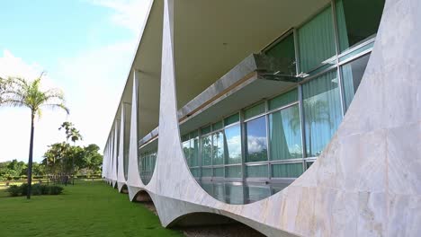 Columnas-Y-Paneles-De-Mármol-En-La-Fachada-Del-Palacio-Alvorada,-La-Casa-Oficial-Del-Presidente-De-Brasil