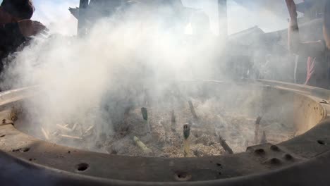 Gente-Saludando-En-El-Humo-De-Un-Quemador-De-Incienso-En-Un-Templo-En-Tokio,-Japón