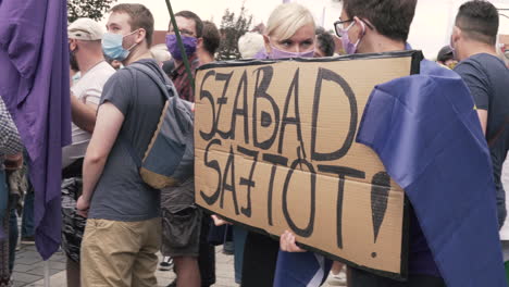 Signo-De-Medios-Libres-En-Una-Protesta-En-Europa