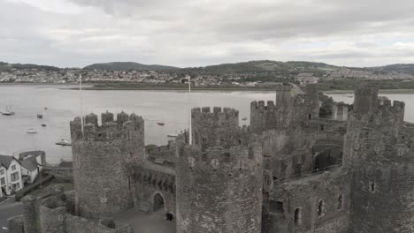 Mittelalterliches-Wahrzeichen-Historische-Conwy-Castle-Luftaufnahme-Aufsteigende-Neigung-Nach-Unten-über-Der-Walisischen-Küstenstadt