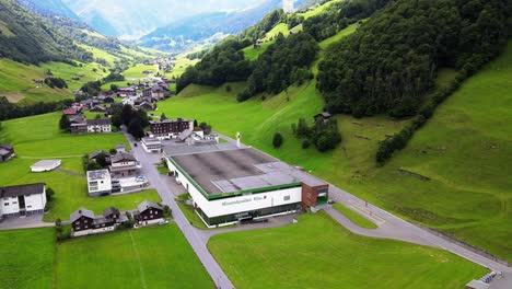 Tiro-Lento-En-órbita-Aérea-Alta-De-La-Planta-De-Agua-Mineral-En-Elm,-Glarus,-Suiza