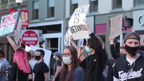 Black-Lives-Matter-Demonstrant-In-Hoody-Reagiert-Während-Des-Marsches-Auf-Die-Kamera