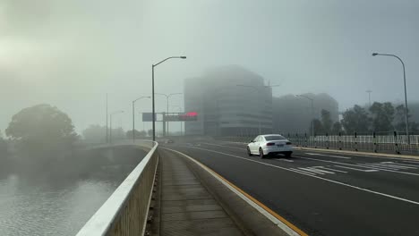 Autopista-Del-Aeropuerto-Internacional-De-Sydney-Cubierta-De-Niebla-En-Un-Día-Brumoso