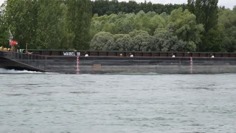 Barcaza-De-Carga-En-El-Río-Rin,-De-Cerca