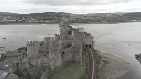 Hito-Medieval-Histórico-Castillo-De-Conwy-Vista-Aérea-Descendiendo-Al-Paisaje-Costero-Galés