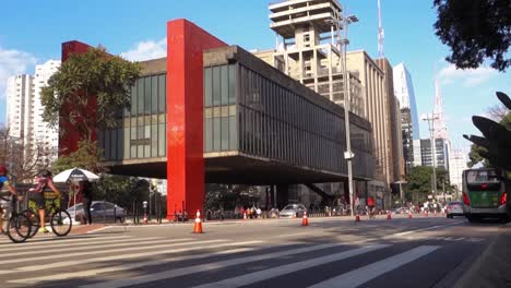 Das-Kunstmuseum-Von-Sao-Paulo,-Masp,-Und-Die-übliche-Bewegung-Von-Menschen-Und-Autos-In-Der-Paulista-Avenue