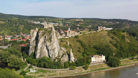 Aufschlussreiche-Drohnenaufnahmen-Der-Burg-Hrad-Devin-In-Bratislava,-Slowakei