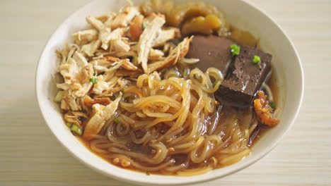 Geschmorte-Hühnernudeln-In-Brauner-Suppenschüssel---Asiatischer-Essensstil
