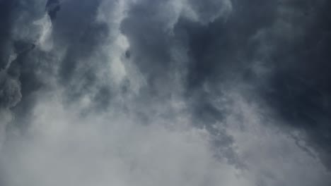 4k-Gewitter,-Cumulonimbus-Wolken,-Die-Sich-Im-Dunklen-Himmel-Bewegen