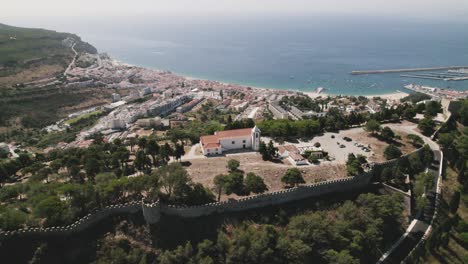 Castle-of-the-Moors-overlooking-Sesimbra-city-and-beach,-Portugal