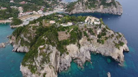 Luftaufnahme-Des-Paleokastritsa-Klosters-Auf-Der-Griechischen-Insel-Korfu