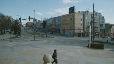 Ein-Fußgänger,-Der-An-Der-Kreuzung-Spaziert,-Kein-Verkehr-Oder-Menschen-Aufgrund-Der-Covid-19-sperre