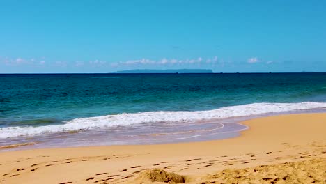 Hd-Hawaii-Kauai-Zeitlupe-Statische-Breite-Aufnahme-Von-Vier-Booten-Auf-Dem-Ozean-Mit-Einer-Insel-Im-Hintergrund-Mit-Ein-Paar-Wolken-Mit-Wellen,-Die-An-Einem-Sonnigen-Tag-Am-Strand-Angespült-Werden