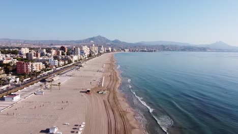 Volando-Sobre-La-Playa-De-San-Juan-En-Una-Agradable-Y-Soleada-Mañana-De-Otoño