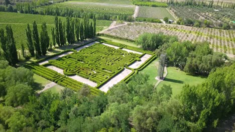 Menschen,-Die-Im-Buschlabyrinth-Nach-Dem-Ausweg-Suchen