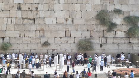 Peregrinos-Rezan-En-El-Muro-De-Las-Lamentaciones-En-Jerusalén,-Israel