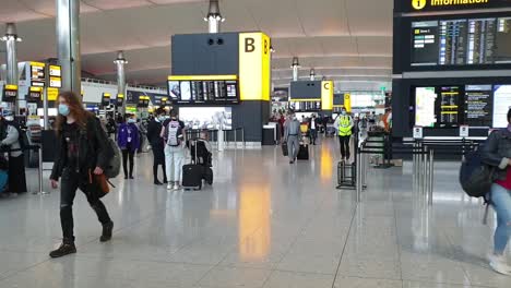 Sala-De-Salidas-Del-Aeropuerto-Heathrow-De-Londres-Durante-La-Pandemia,-Covid-19