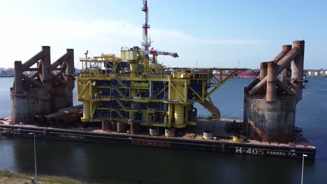 Offshore-Bohrinsel-In-Wartung-Im-Hafen-Von-Rotterdam