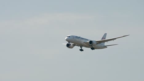 Japan-Airlines-Boeing-787-8-Dreamliner-Ja823j-Acercándose-Antes-De-Aterrizar-En-El-Aeropuerto-De-Suvarnabhumi-En-Bangkok-En-Tailandia
